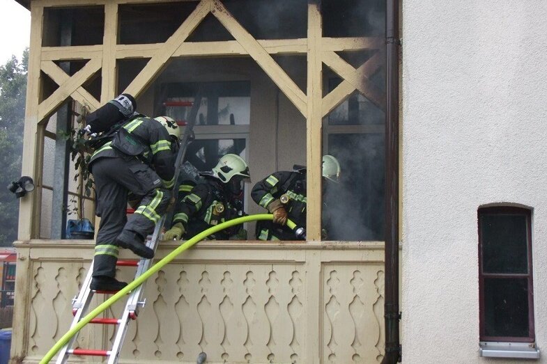 Balkonbrand: Feuerwehr bringt vier Menschen in Sicherheit - Die Feuerwehr ist am Freitagvormittag zu einem Balkonbrand in die Zwickauer Friedrich-Engels-Straße ausgerückt.