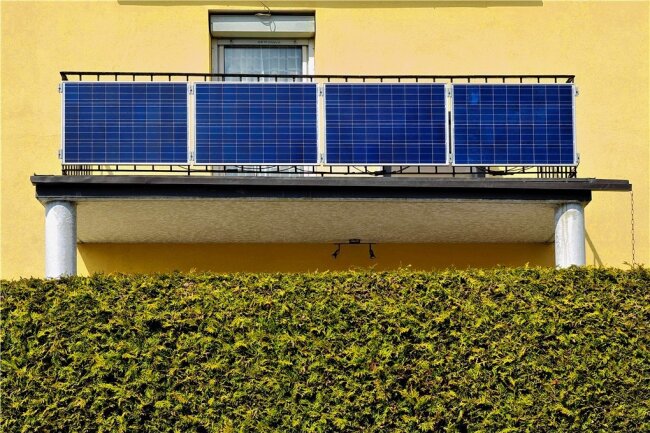 Balkonkraftwerke: Nachfrage steigt - doch Großvermieter sind nicht begeistert - Steckersolargeräte können auch an der Balkonrückwand montiert werden. Doch Großvermieter in Mittelsachsen stehen der Genehmigung an Mehrfamilienhäusern teils kritisch gegenüber.