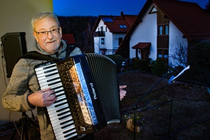 Balkonsingen gegen die Angst - Seit Freitag vergangener Woche singt und musiziert Tobias Mehner jeden Abend für seine Nachbarn im Wiesengrund Niederwiesa. 