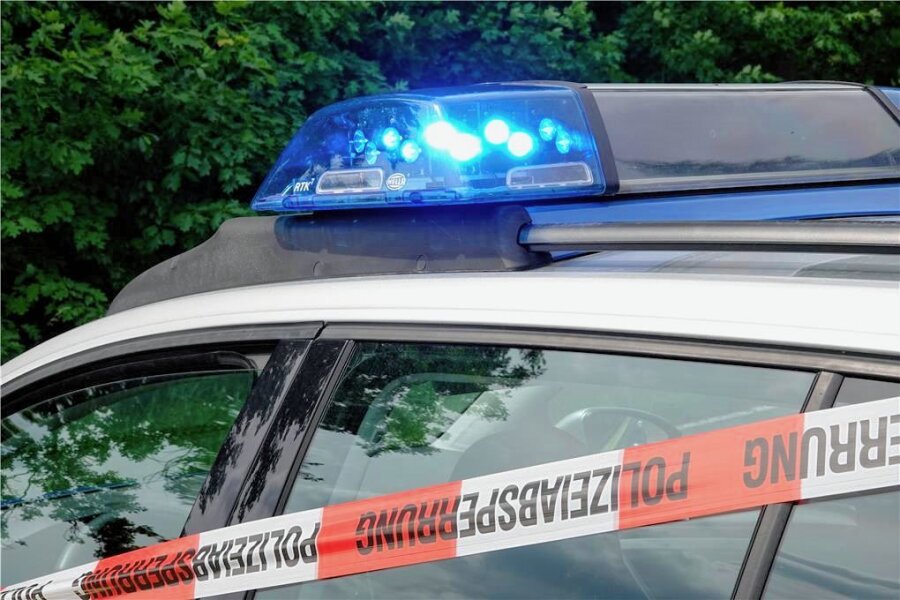 Ball auf der Straße - zwei Motorradfahrer bei Königshain-Wiederau gestürzt - Die Polizei eilte zu einem Unfall in Königshain-Wiederau.