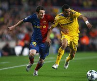 Ballack und Chelsea steuern auf Final-Kurs - Chelseas José Bosingwa (r.) hat gegen Lionel Messi alle Hände voll zu tun