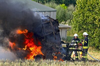 Ballenpresse in Bernsdorf fängt Feuer: 500.000 Euro Schaden - Die Ballenpresse brannte vollständig aus. 
