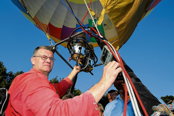 Ballonfahrer bremst schon mal mit Ästen - Dank der heißen Luft, die aus den beiden Brennern kommt, hebt der Ballon ab. Johannes Reichert hatte auch am Samstag die Technik genau im Blick.