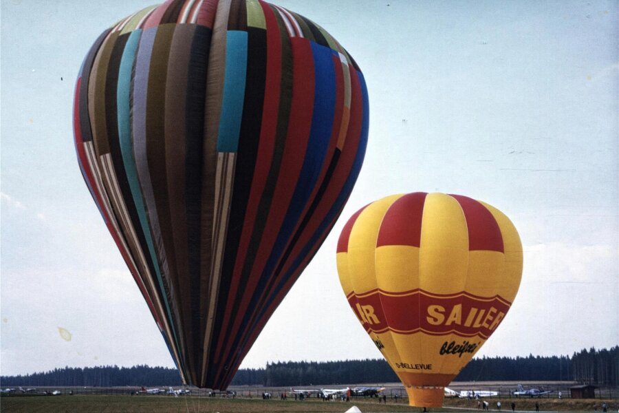 Ballonflucht im Kino Mittweida: Zeitzeuge kommt in die Filmbühne - Der originale Fluchtballon (l.) von 1979, aufgenommen bei einem Flugplatzfest 1985 in Hof.