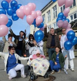Ballons mit guten Wünschen für die kleinen Sorgenkinder -  Mediziner und Schwestern der Klinik für Kinderheilkunde und der Klinik für Geburtshilfe lassen Ballons in die Luft. 