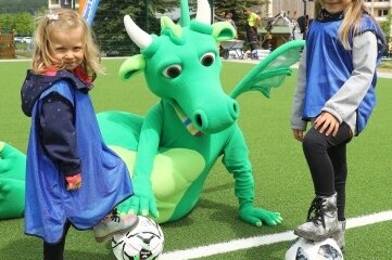 Die vierjährige Luise (l.) und ihre Schwester Johanna (6) haben den neuen Fußballplatz im Rahmen ihres Urlaubs schon mal getestet. Sie waren begeistert. 