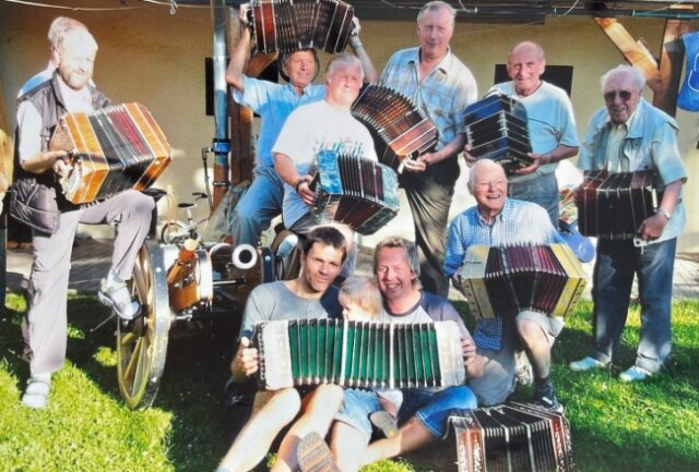 Dieses Foto aus der Chronik der Bandoneon- und Concertinafreunde aus dem Erzgebirge entstand 2005. In Spitzenzeiten zählte die illustre Musikantenschar sogar bis zu 15 Mitstreiter. 