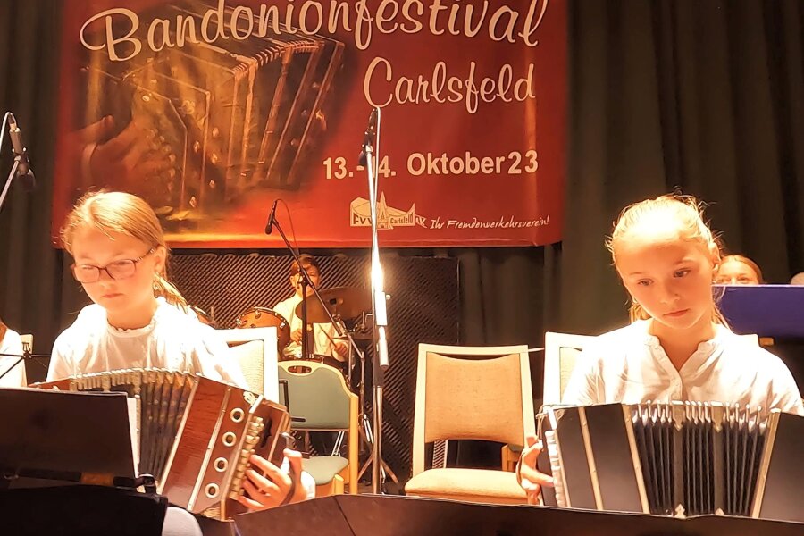 Bandonion-Festival in Carlsfeld: Publikum fordert nach fünf Stunden noch Zugaben - Zur Kindergruppe des Bandonionvereins Carlsfeld gehören auch Sophie Unger (l.) und Magdalena Uhlig.