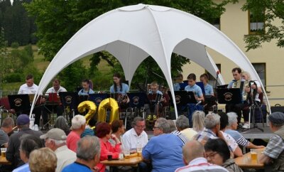 Bandonions erklingen zur Einweihung - Die Einweihung des Dorfplatzes in Carlsfeld hat man verbunden mit einem Platzkonzert der Musiker des Bandonionvereins Carlsfeld, der ein Jubiläum nachgefeiert hat. 