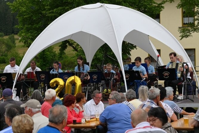 Bandonions erklingen zur Einweihung - Die Einweihung des Dorfplatzes in Carlsfeld hat man verbunden mit einem Platzkonzert der Musiker des Bandonionvereins Carlsfeld, der ein Jubiläum nachgefeiert hat. 