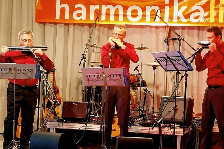 Bands aus Polen begeistern bei "Mundharmonika live" in Klingenthal - Das Trio Animato aus Polen beim Galakonzert von "Mundharmonika live" im Gasthof zum Walfisch in Zwota.
