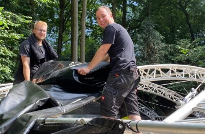 Bands rocken wieder die Waldbühne - Leon Franke (l.) und Moritz Rotter am Montag beim Aufbau der Waldbühne in Börnichen. 