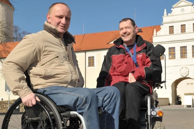 Rollstuhlfahrer vor Schloss Freudenstein