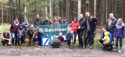 Banker pflanzen 1000 Tannen bei Tannenbergsthal - Teilnehmer der Pflanzaktion nahe Muldenhammer. 