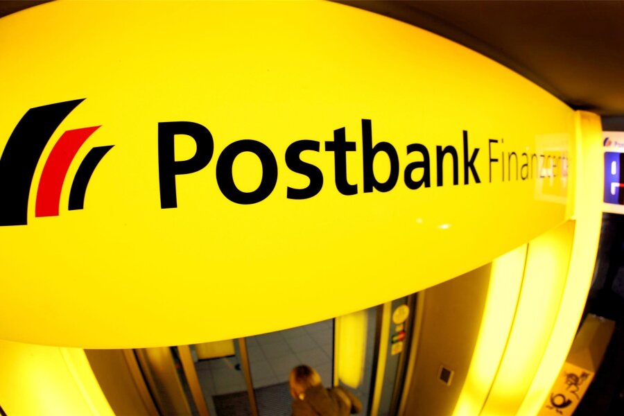 Bankfiliale in Mittweida schließt für einen Tag - Das Logo der Postbank über einer Filiale in Düsseldorf.