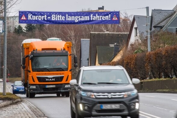 Blick auf die Bundesstraße 169 in Bad Schlema: Seit dieser Woche begrüßt dort Autofahrer ein großes Banner, auf dem die Worte "Kurort - Bitte langsam fahren!" stehen.