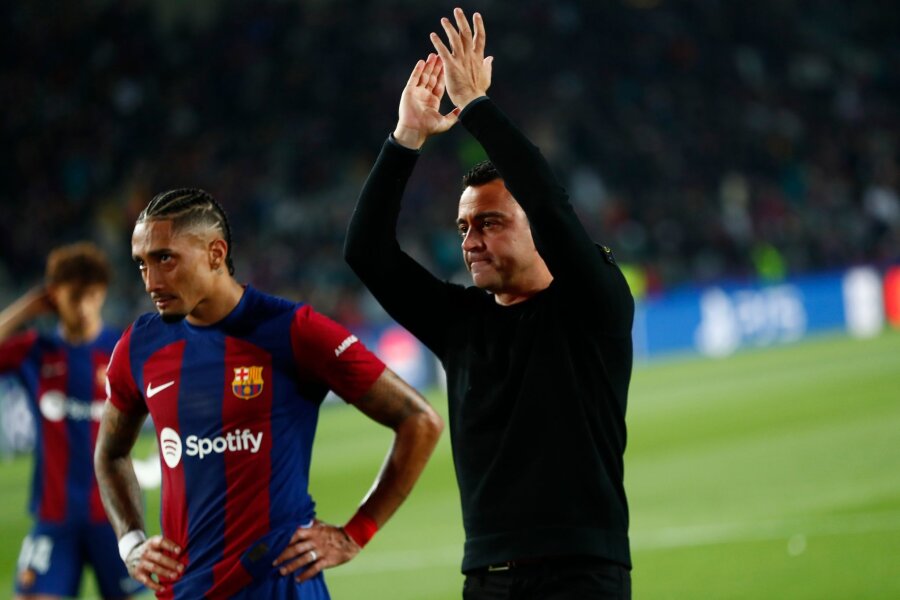 Barça-Trainer Xavi sauer auf Schiedsrichter: "Katastrophe" - Barcelonas Cheftrainer Xavi Hernandez (r) grüßt die Fans nach dem Spiel.