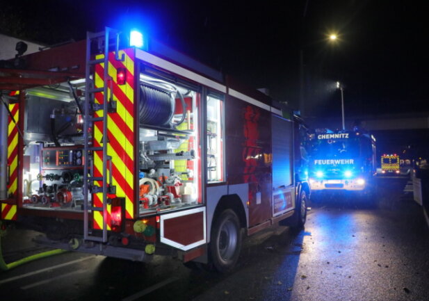 In der Nacht zum Montag wird die Chemnitzer Feuerwehr in die Bernsdorfer Straße gerufen.