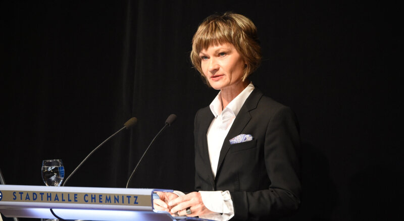 Barbara Ludwig - Die Moderatorin - Die Chemnitzer Oberbürgermeisterin Barbara Ludwig bei der Einwohnerversammlung zum Thema Asyl: In der Flüchtlingskrise hat sie ihren Politikstil gefunden.