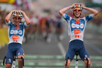 Bardet gewinnt erste Etappe der 111. Tour - Cavendish leidet - Der Franzose Romain Bardet (r) setzte sich vor seinem niederländischen Teamkollegen Frank van den Broek durch.