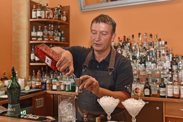 In der Bar Academy Flöha hat Barmeister Tilo Erdmann wieder die Hobbymixkurse aufgenommen. 