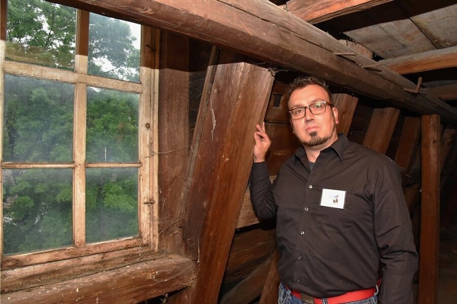 Barocker Schatz: Dachsanierung beflügelt Rittergut-Aktivitäten - Christian Klemet, Vorsitzender des Fördervereins Rittergut Bösenbrunn im unteren Dachgeschoss des historischen Gebäudes. Nächstes Jahr soll die gesamte Konstruktion saniert werden.