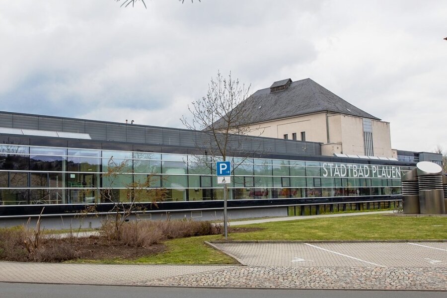 Barrierefreie Plätze im Vogtland sind jetzt leichter zu finden - Im Geoportal des Vogtlandkreises erfährt man jetzt zum Beispiel, dass es im Plauener Stadtbad einen Behindertenlift für das Schwimmbecken gibt.