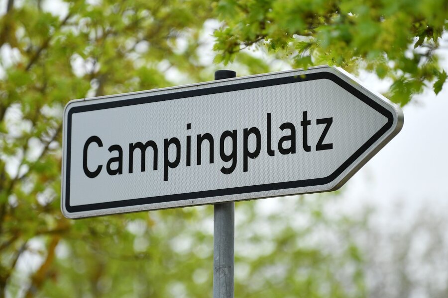 Barrierefreier Campingplatz am Störmthaler See geplant - Ein Schild weist den Weg zu einem Campingplatz.