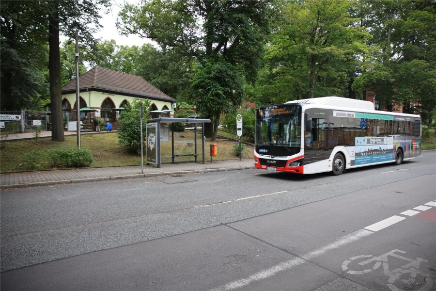 Barrierefreier Einstieg in Busse: Haltestelle „Hauptfriedhof“ in Zwickau wird umgebaut - Ab September sollen die beiden Haltestellen am Hauptfriedhof in Zwickau barrierefrei umgebaut werden.