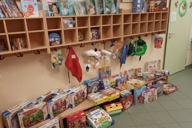 Auch Spielsachen und Bücher werden beim Kinderkleiderbasar in Lauenhain verkauft. 