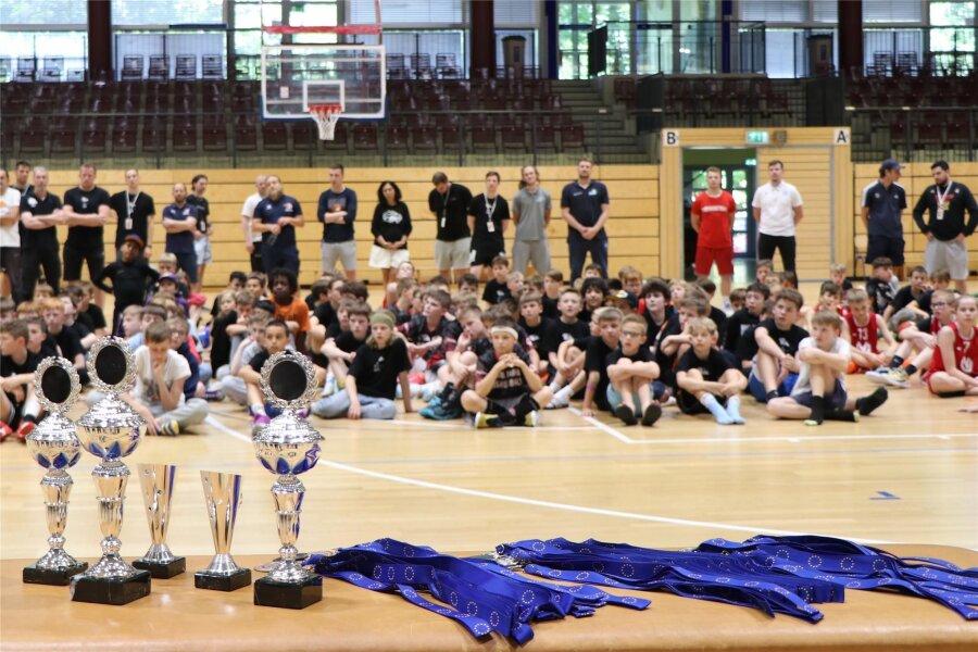 Basketball: Riesenstimmung beim 2. Noah-Berge-Cup der Niners in Chemnitz - Die Mannschaften warten nach einem erfolgreichen Turnier in der Hartmannhalle gespannt auf die Siegerehrung.