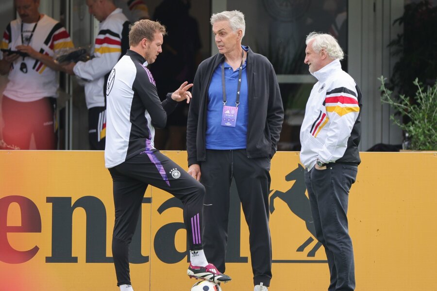 Basketball-Weltmeistercoach stimmt DFB-Team auf EM ein - Basketball-Bundestrainer Gordon Herbert (M) im Gespräch mit Julian Nagelsmann und Rudi Völler.