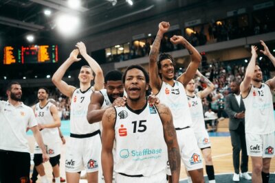 Basketballer der Niners Chemnitz stehen in den Playoffs - Wes Clark und seine Teamkameraden bejubeln den Einzug in die Playoffs.