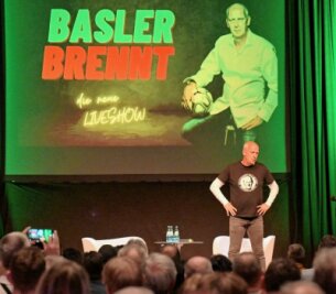 Basler brennt ein Feuerwerk ab - Hatte sein Publikum in Schneeberg vom Anpfiff weg in der Tasche: Ex-Fußball-Profi Mario Basler, der auch als Entertainer ganz groß aufspielt. 