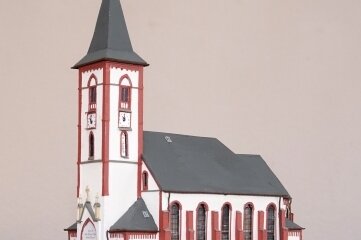 Bastler recherchiert auch in Pfarrämtern - Kirche in Friedrichsgrün.