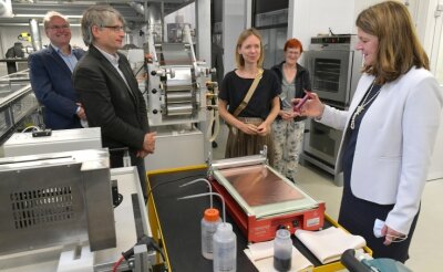 Batterie-Recycling im Fokus - Die EU-Abgeordneten Sven Giegold und Anna Cavazzini (2. u. 3. v. l.) besuchten auch das THM-Labor in Freiberg. Standortleiterin Dr. Mareike Partsch informierte unter anderem über die Elektrodenfertigung. 