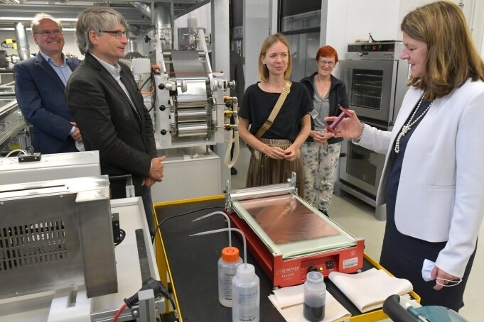 Batterie-Recycling im Fokus - Die EU-Abgeordneten Sven Giegold und Anna Cavazzini (2. u. 3. v. l.) besuchten auch das THM-Labor in Freiberg. Standortleiterin Dr. Mareike Partsch informierte unter anderem über die Elektrodenfertigung. 