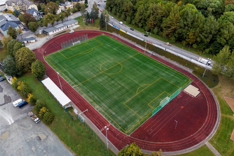 Bau abschlossen: Der Fußball rollt wieder auf dem Annaberger Kurt-Löser-Sportplatz - Der Kurt-Löser-Sportplatz in Annaberg-Buchholz kann nach einer Sanierung wieder genutzt werden.