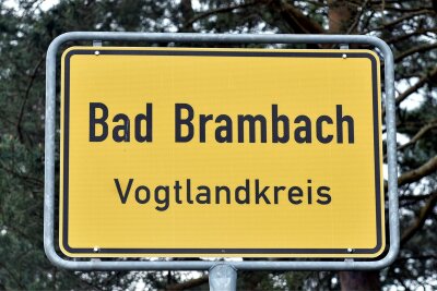 Bau aussichtslos: Bad Brambach gibt Fördermittel für Eisstern zurück - In Bad Brambach geht es seit 2018 um Arbeiten für mehr Barrierefreiheit im Eisstern-Gebäude im Badgelände.