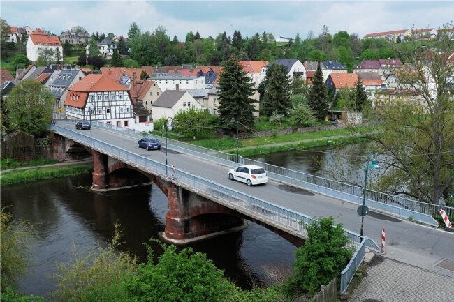 Bau der Muldenbrücke weiter ungewiss - Die Muldenbrücke in Lunzenau ist seit fast zehn Jahren wegen Baufälligkeit nur noch einspurig befahrbar. Seit dieser Zeit kämpft die Stadt um die dringend notwendige Sanierung. 