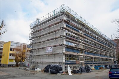 Bau der Plauener Wartberg-Grundschule zieht sich bis in den Winter 2023 hin - Die Sanierung der Plauener Wartbergschule dauert noch rund ein Jahr. 