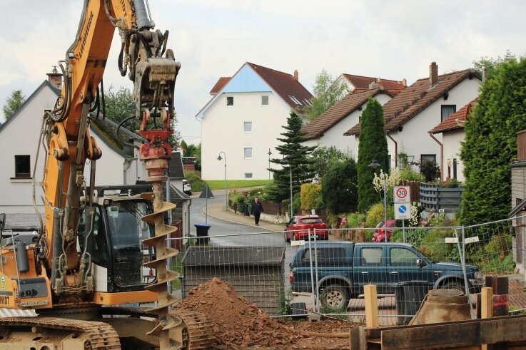 Bau einer Pumpstation sorgt in Mechelgrün für Erstaunen - Im Wohnpark am Birkenweg in Mechelgrün laufen die Bauarbeiten zur Verlegung einer Druckleitung. 