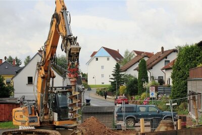 Bau einer Pumpstation sorgt in Mechelgrün für großes Erstaunen - Im Wohnpark am Birkenweg in Mechelgrün laufen die Bauarbeiten zur Verlegung einer Druckleitung. 