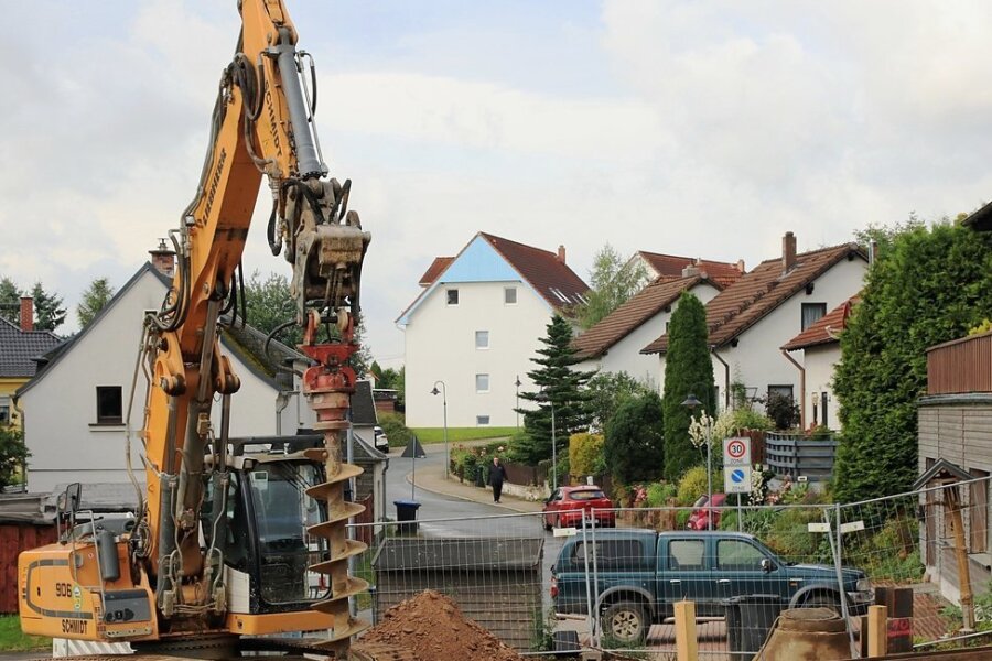 Im Wohnpark am Birkenweg in Mechelgrün laufen die Bauarbeiten zur Verlegung einer Druckleitung. 