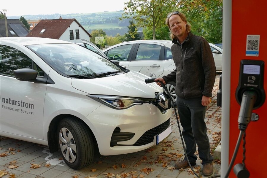 Bau von Ladesäulen im Erzgebirge kommt nicht in Fahrt - In der Nähe seines Hauses kann Niels Sigmund sein E-Auto an mehreren öffentliche Ladesäulen betanken. Meistens nutzt er jedoch Solarstrom vom eigenen Dach. 