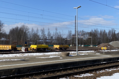 Bauarbeiten am Bahnhof Mittweida: Ab Samstag Schienenersatzverkehr - Baumaschinen und -materialien liegen bereits am Bahnhof in Mittweida. 