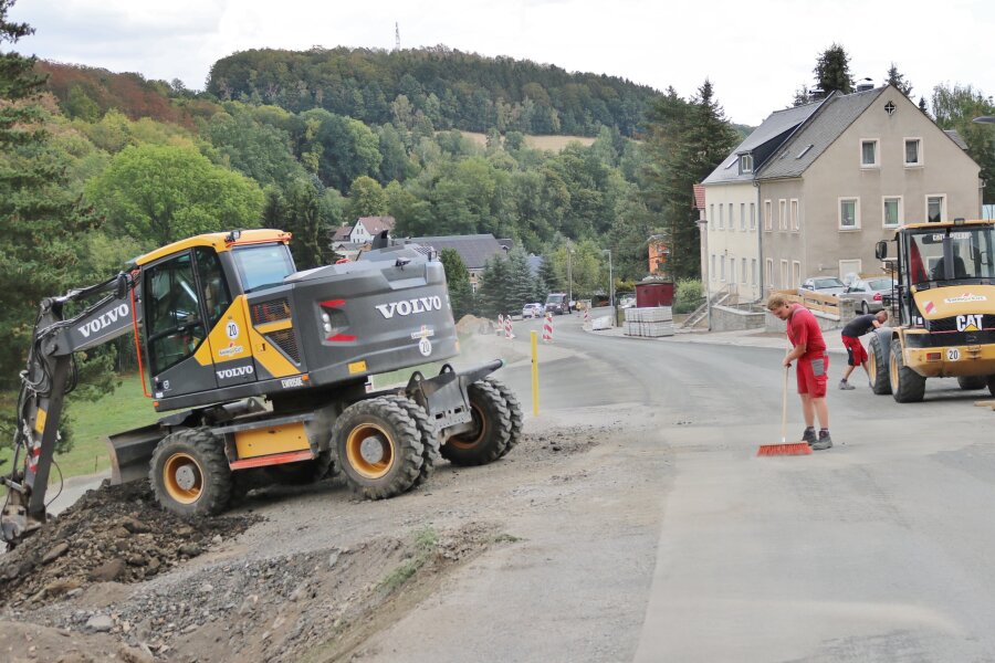 Bauarbeiten am Höllberg früher fertig als geplant - Die Straßenbauarbeiten am Höllberg im Leubsdorfer Ortsteil Schellenberg gehen in die Endphase.