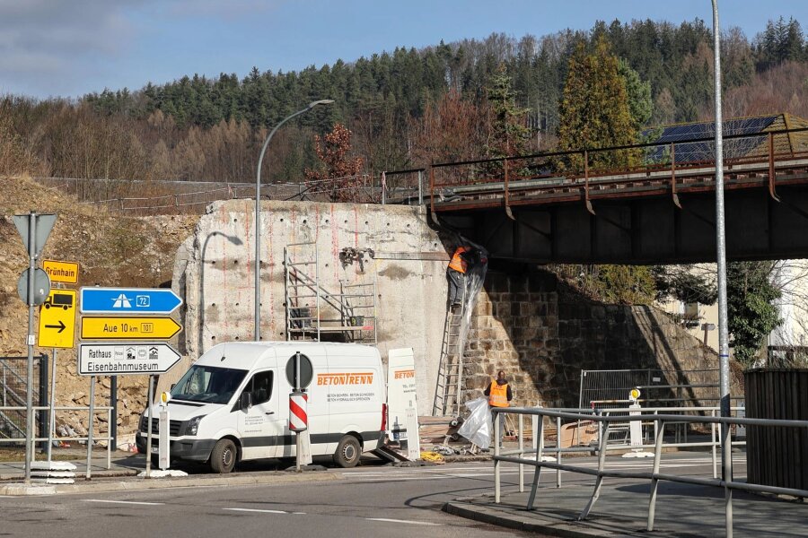 Bauarbeiten am Viadukt in Schwarzenberg laufen wieder an - Die Flügelwand zur Gleisstrecke in Richtung Annaberg ist von solider Bausubstanz und wird derzeit abgestuft durch die Firma BTB Betontrenn GmbH aus Bannewitz.