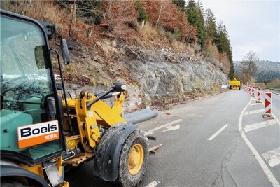 Bauarbeiten an B 283 bei Eibenstock: Netz soll Felsen sichern - Wegen mehrfacher Steinschläge sind die Sicherungsarbeiten notwendig, heißt es von der Straßenbehörde. 