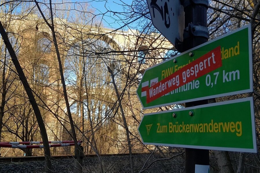 Bauarbeiten an der Elstertalbrücke beginnen: Nur ein Wanderweg bleibt offen - Die Wegweiser im Elstertal sind bereits abgesperrt. Bis zum 1. März bleiben Wege aber begehbar, teilt die Deutsche Bahn auf Anfrage mit.